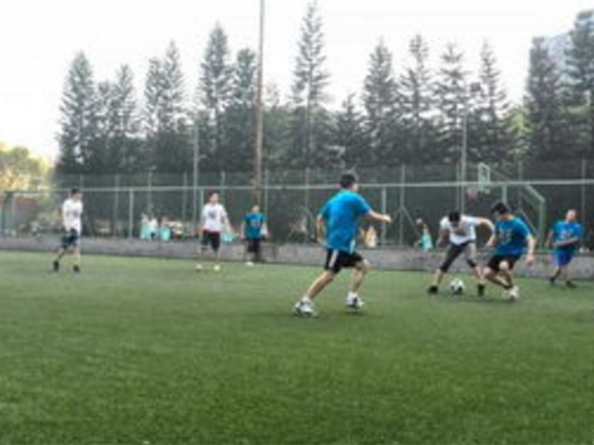 公司車間員工集體參加足球訓練